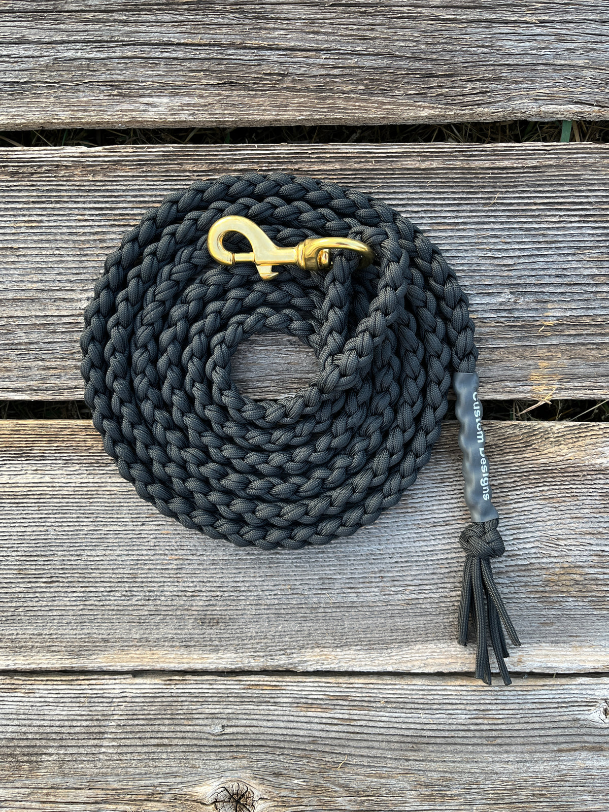 Black paracord lead
