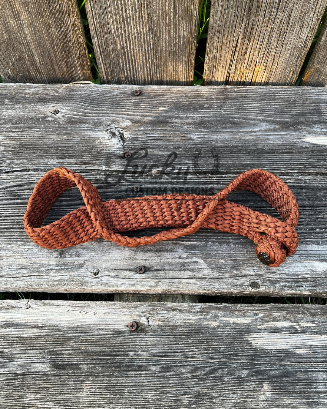 Hobbles that are comfortable for your horse but strong enough to keep them still. Easy storage when not in use

Built with 16 strands of 550 paracord