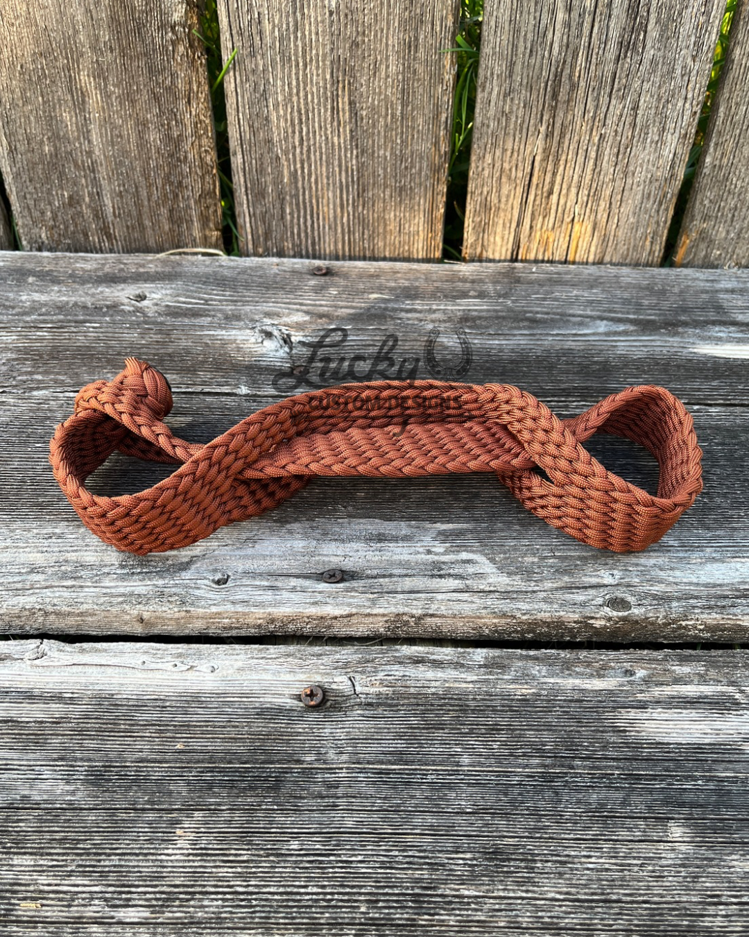 Hobbles that are comfortable for your horse but strong enough to keep them still. Easy storage when not in use

Built with 16 strands of 550 paracord