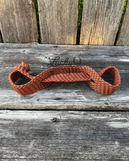 Hobbles that are comfortable for your horse but strong enough to keep them still. Easy storage when not in use

Built with 16 strands of 550 paracord